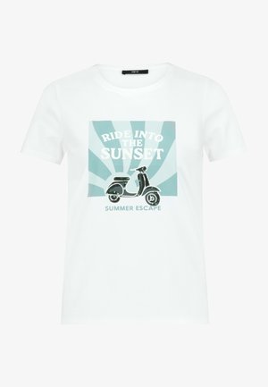 Wit T-shirt met korte mouwen en een blauw vierkant met een scooterillustratie en de tekst "Ride into the Sunset" en "Summer Escape".