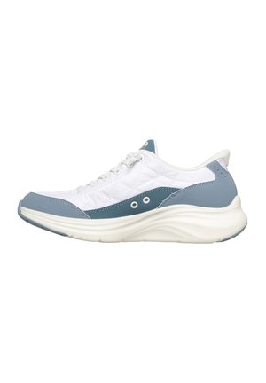 Weiß-blauer Sneaker mit niedrigem Schaft, gesteppter Stoffoberseite, Schnürverschluss und dicker, gepolsterter Sohle.