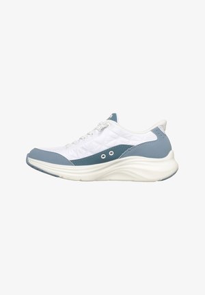 Witte en blauwe lage sneaker met doorgestikte stoffen bovenkant, vetersluiting en dikke gewatteerde zool.