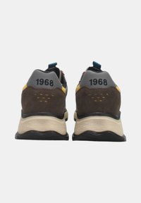 Sneaker in suede marrone e sintetico grigio con accenti gialli, con "1968" impresso sul tallone e una suola in gomma nera texturizzata.
