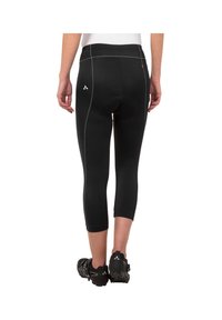 Svarta capri leggings med en åtsittande design, midja och bakfickor, vit sömnad och en logodetalj baktill. Lämpliga för träningskläder.