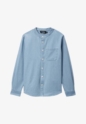 Chemise bleu clair à manches longues avec boutons et col mao, dotée d'une poche poitrine unique.