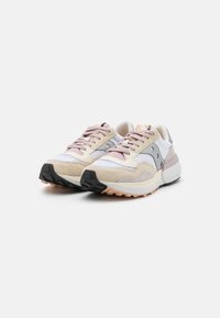 Sneakers beige e rosa chiaro realizzati in materiali scamosciati e mesh, con accenti bianchi e grigi, punta tonda, suola testurizzata e lacci con asole.
