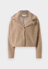 Zastrihnutá béžová fleece bunda s klopovým golierom, dlhými rukávmi a jemným, textúrovaným povrchom. Viditeľná izolovaná vnútorná podšívka.