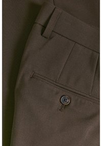 Bruna skräddarsydda byxor med en mjuk textur, veck framtill och en liten bakficka med mörk knappstängning.