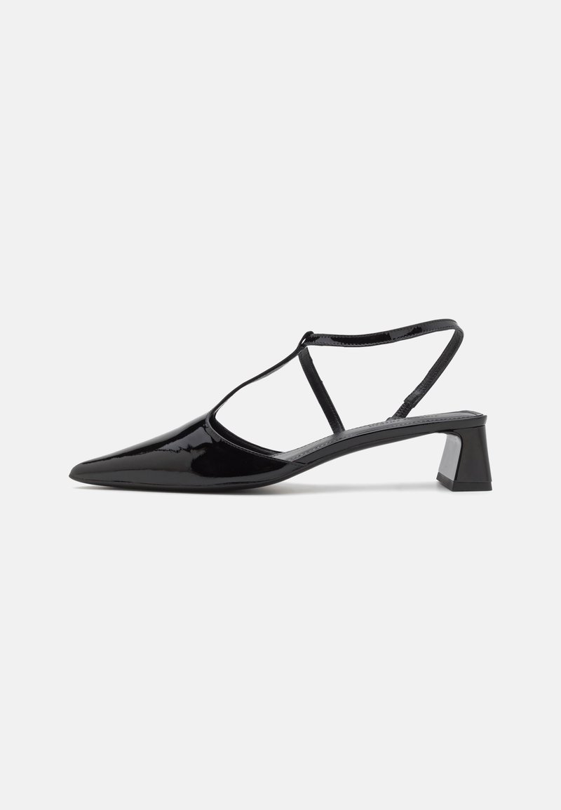 Μαύρες πατενταρισμένες σλινγκμπακ γόβες με μυτερή μύτη, ρυθμιζόμενο λουράκι και τετράγωνο μεσαίο τακούνι. Λείος υφασμένος με γυαλιστερή φινέτσα.