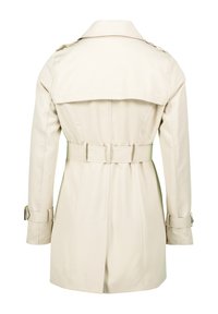 Beige Trenchcoat, mittellang, aus wasserabweisendem Material. Hat eine taillierte Taille mit Gürtel, Ärmelriegeln und einen breiten Kragen für zusätzliche Details.