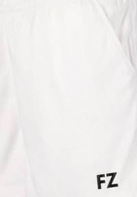 Vita idrottsshorts i lättviktsmaterial med resårmidja, med sidofickor och en svart "FZ"-logotyp vid fållen.