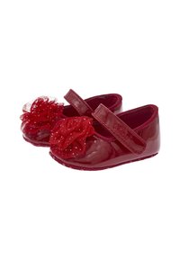 Zapatos de charol rojo con flores de tela suave a juego, correas de Velcro y una suela texturizada. Diseñados para niños, presentan un acabado brillante.