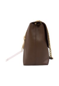 Borsa a mano in pelle marrone mostrata di lato con una tracolla in metallo dorato e un'etichetta bianca del prezzo attaccata.
