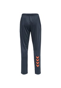 Pantalon de sport gris foncé avec taille élastique et quatre flèches chevrons orange sur la partie inférieure de la jambe droite, vu de dos.