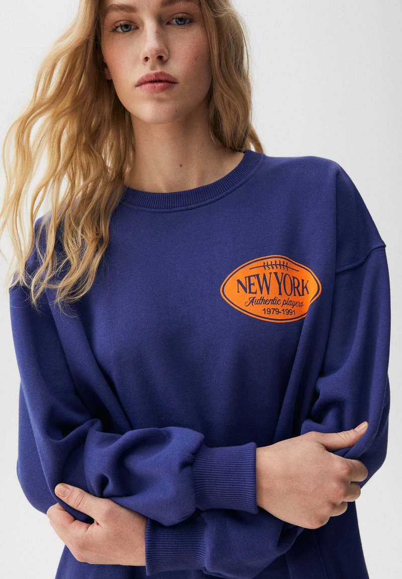 Damen Sweatshirts | PULL&BEAR ROUND NECK WITH CONTRAST GRAPHIC Sweatshirt royal blue/royal - WE90472 Damen Sweatshirts | PULL&BEAR ROUND NECK WITH CONTRAST GRAPHIC Sweatshirt royal blue/royal - WE90472