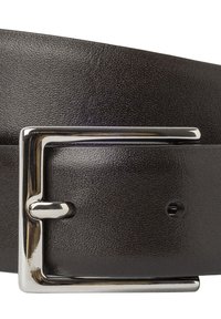 Čierny kožený opasok s textúrovaným povrchom, vybavený striebornou obdĺžnikovou kovovou prackou a tromi dierkami na opasku na úpravu veľkosti.