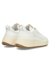 Białe sneakersy z teksturowaną siateczkową wkładką, kremową, żebrowaną podeszwą i jasnobeżowymi akcentami; mają jasnobrązowe detale na pięcie.