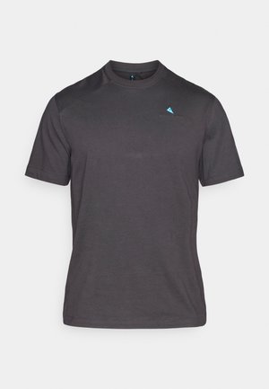 Tumši pelēkas krāsas kokvilnas t-kreklā ar īsām piedurknēm un apaļu kakla izgriezumu ar teksturētu apdari. Uz kreisā krūšu daļas ir neliels zils logo.