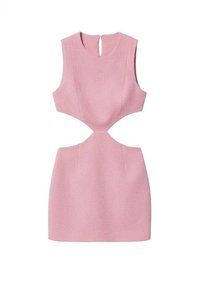 Robe rose sans manches en tissu texturé, avec une découpe à la taille et une petite ouverture en trou de serrure dans le dos.