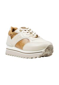 Sneaker bianco con accenti beige, pelle testurizzata, suola rialzata, design con lacci e motivi dettagliati sul lato. Adatto per un abbigliamento casual.