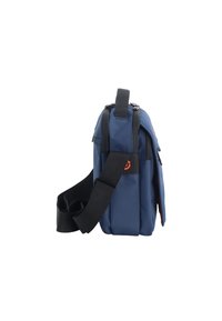 Borsa a tracolla blu navy realizzata in tessuto resistente, con una lunga tracolla, chiusure a zip e un risvolto anteriore con accento del logo.