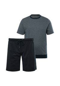 Námořnické pruhované tričko s krátkým rukávem a žebrovaným lemem, spárované s tmavými šortkami s tkaničkou a bočními kapsami.