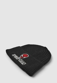 Czarna dzianinowa czapka beanie z prążkowanym wzorem, z naszytym na przodzie czerwonym logiem Spider-Mana oraz napisem "SPIDER-MAN".