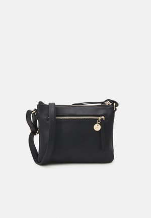 Sort læder crossbody taske med en frontlomme med lynlås, guld hardware-detaljer og en aftagelig skulderrem. Glat tekstur.