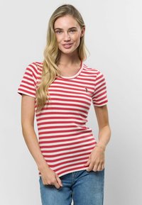 Sarkans un balts svītrots T-krekls ar apaļu kakla izgriezumu, ribota tekstūra, īsām piedurknēm un mazu izšūtu dizainu uz krūtīm.