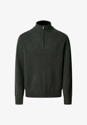 Tamnozeleni pulover sa visokim ovratnikom i polu patentnim zatvaračem. Izrađen od pletene tkanine s rebrastim manžetama i donjim rubom. Suptilan logo na grudima.