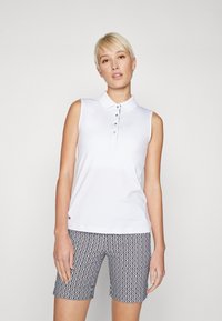 Camisa polo branca sem mangas com colarinho e um botão de cinco, combinada com calções escuros estampados com um design de diamantes.