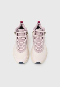 Ανοιχτό ροζ ψηλά αθλητικά παπούτσια με υφή στο πάνω μέρος, αντίθετη κρέμ σόλα, ενσωματωμένο σύστημα κορδονιών και μπορντό λουρί για εύκολο κράτημα στη φτέρνα.