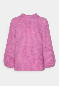 Pull en tricot rose avec un col rond, des manches surdimensionnées et un ourlet côtelé. Le fil texturé présente un mélange de nuances de rose clair et foncé.