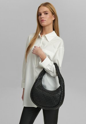 Borsa a tracolla in pelle intrecciata nera con forma arrotondata e finitura morbida e testurizzata. Presenta una sola tracolla spessa per un trasporto facile.