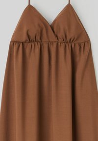 Robe sans manches marron avec un décolleté en V, taille froncée et tissu fluide et doux. Dotée de fines bretelles ajustables et d'une texture lisse.
