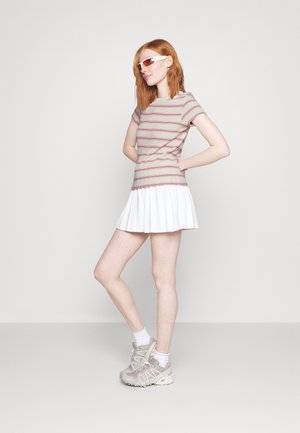 Monki Βασικό μπλουζάκι - solid pink / solid blue