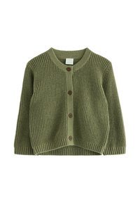 Olivgrön stickad cardigan med ribbat mönster, rund halsringning och fem bruna knappar fram. Har långt ärmar och en kortad nederkant.