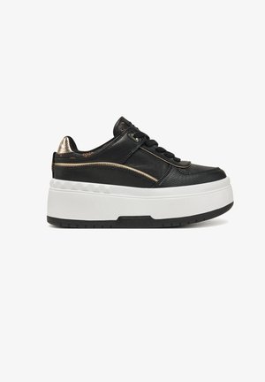 Sneaker platform in pelle nera con suola spessa bianca, dettagli in oro metallizzato e chiusura con lacci, vista laterale su sfondo bianco.