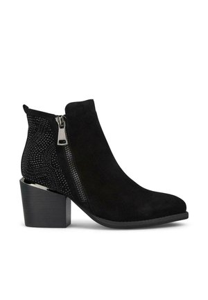 Botines negros que presentan un upper de ante con un panel de malla y tachuelas decorativas, un cierre lateral y un tacón cuadrado.