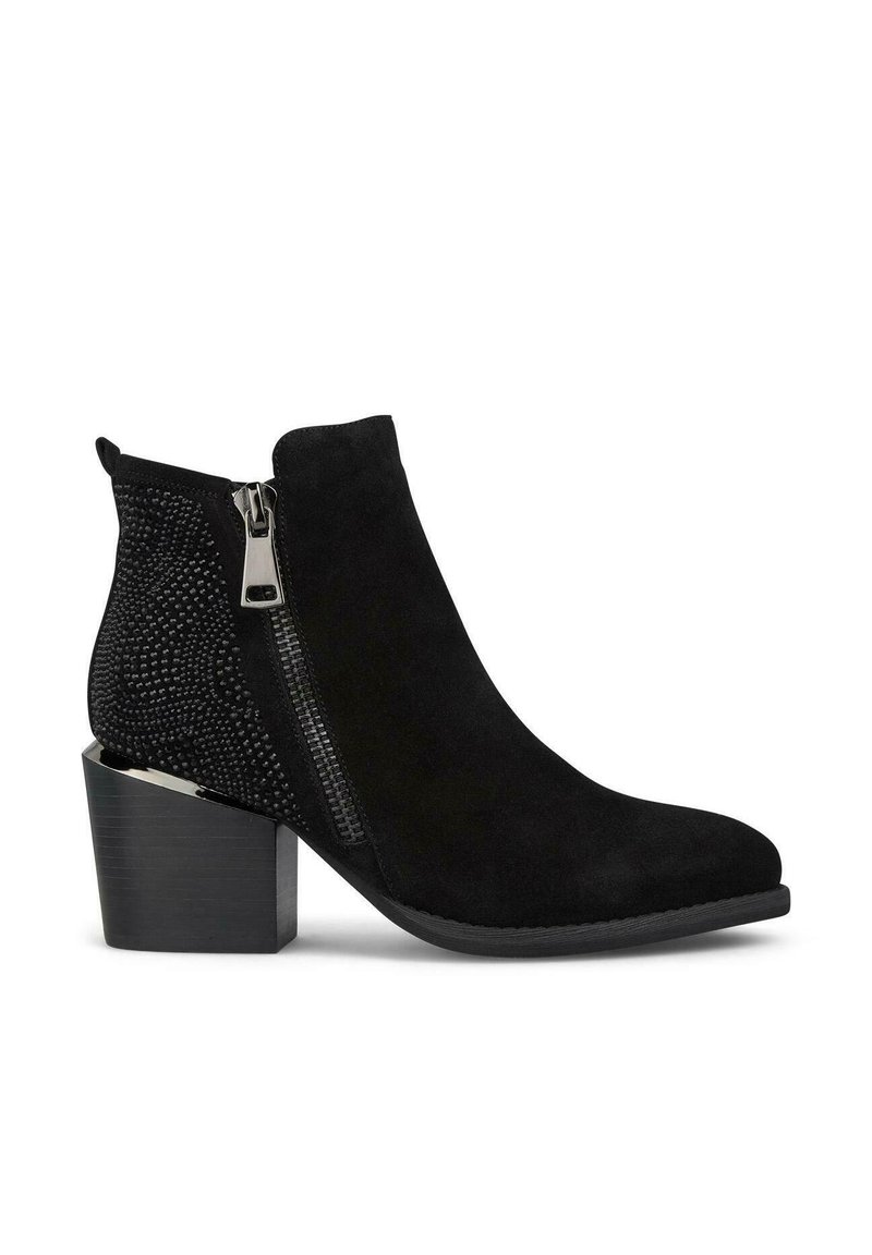 Schwarze Ankle Boots mit einem Obermaterial aus Wildleder, einem Netzpaneel und dekorativen Nieten, einem seitlichen Reißverschluss und einem quadratischen Blockabsatz.