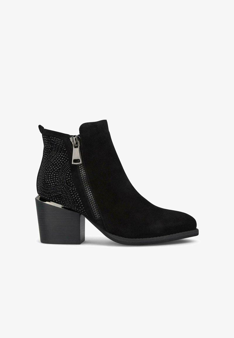 Botines negros que presentan un upper de ante con un panel de malla y tachuelas decorativas, un cierre lateral y un tacón cuadrado.