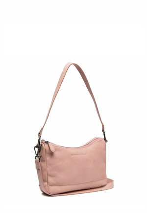 Roze leren handtas met een gebogen ontwerp, bovenste ritssluiting, verstelbare schouderriem en subtiele branding aan de voorkant. Gladde textuur.