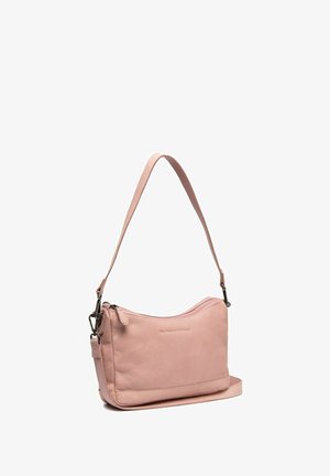 Sac à main en cuir rose avec un design courbe, fermeture zippée sur le dessus, bandoulière ajustable et branding subtil à l'avant. Texture lisse.