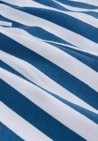 Blå og hvid stribet stof med et blødt, tekstureret bomuldsmateriale. Striberne er jævnt fordelt og skaber et iøjnefaldende mønster.