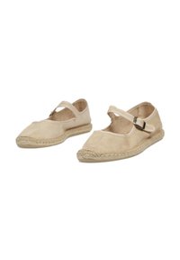 Zapatos Mary Jane de ante beige con punta cerrada, una sola tira y suela de yute trenzado, que presentan una textura suave y un diseño minimalista.