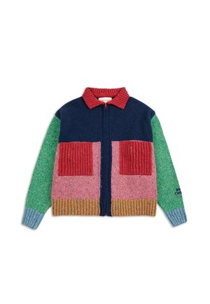 Mehrfarbiger Cardigan mit einem roten gerippten Kragen, blauem Oberteil, grünen und rosa Blockpatches und geripptem Saum; verfügt über zwei Fronttaschen.