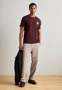 Antony Morato SLIM FIT  WITH INJECTION LOGO PATCH EFFECT - T-shirts print - dark cherry