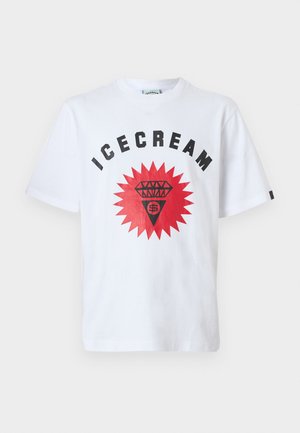 Witte katoenen T-shirt met een grote rode afbeelding van een diamant en dollarteken, met daarboven in dikke zwarte letters de tekst "ICECREAM".