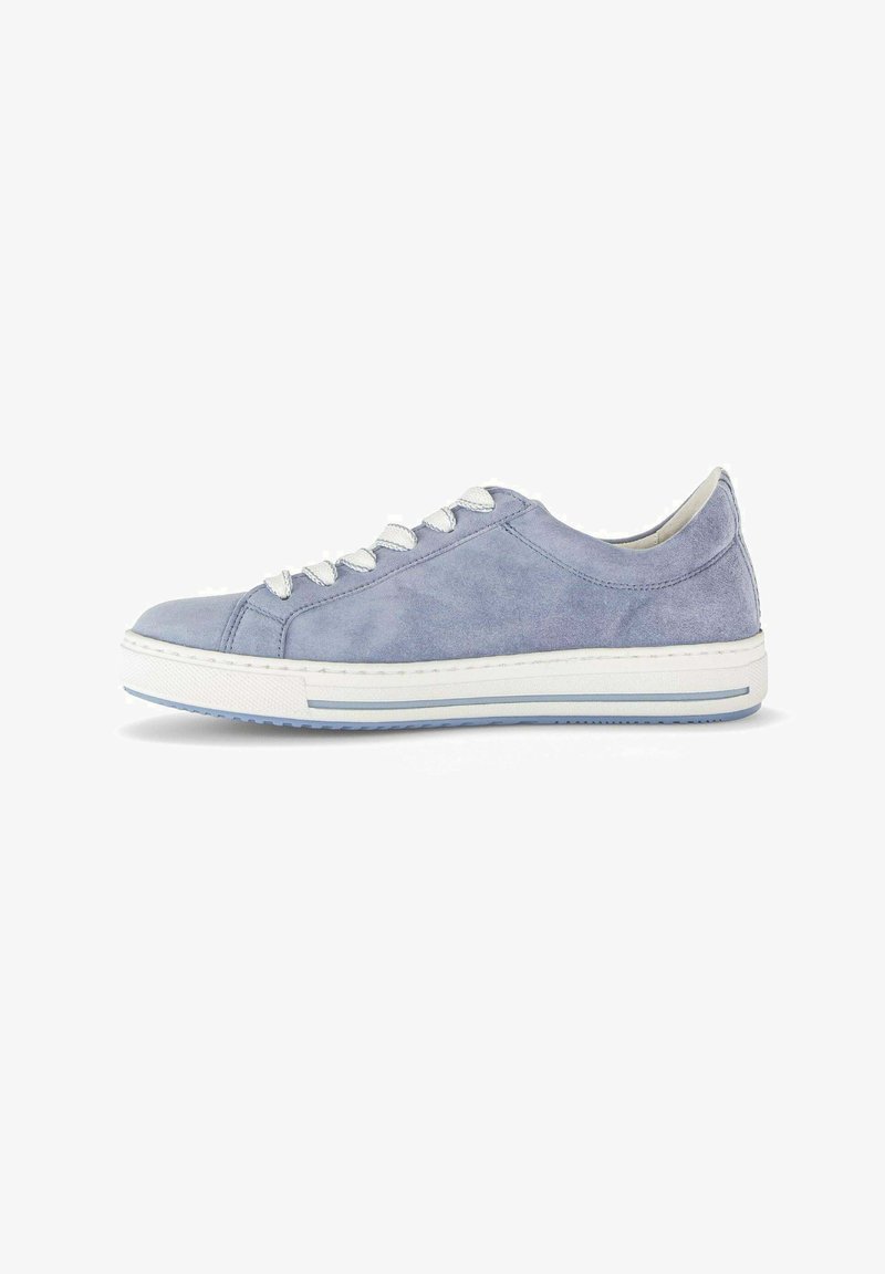 Baskets basses décontractées en daim bleu clair avec des lacets blancs et une semelle en caoutchouc blanche ornée de détails à rayures bleues.