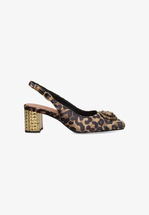 Zapato de tacón tipo slingback con estampado de leopardo y punta cuadrada, adornado con una broche decorativa y un tacón bloque dorado con tachuelas. Tela texturizada.