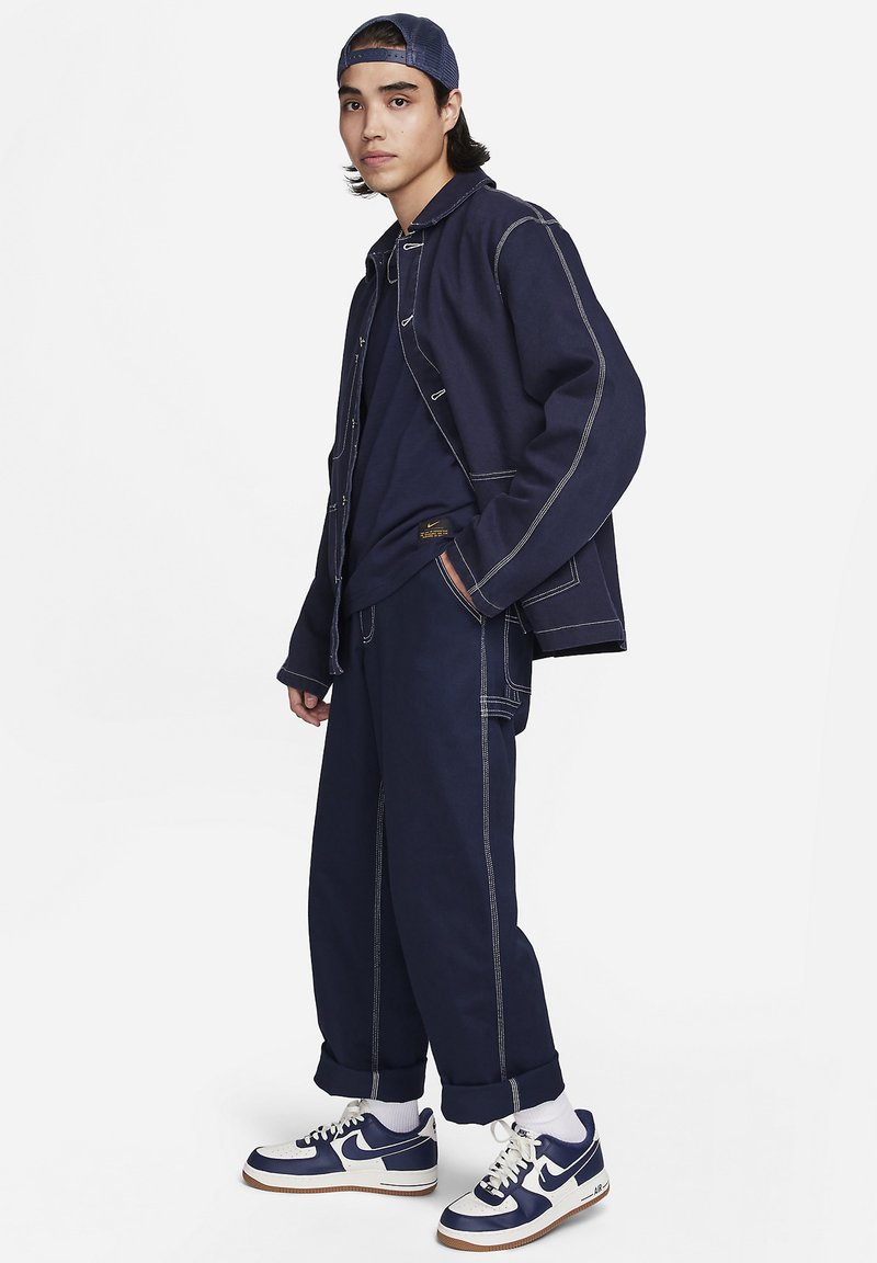 Nike Sportswear T-shirt basic donkerblauw Nike Sportswear T-shirt basic donkerblauw