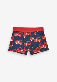 Jongens boxershorts in marineblauwe katoen met een rode tailleband, voorzien van een herhaald patroon van rode brandweerauto's met gele accenten.