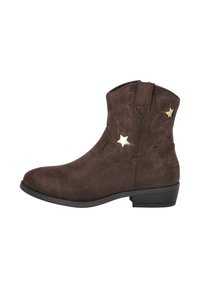Botas de tobillo de ante marrón con punta redondeada, costuras decorativas y acentos de estrellas doradas. El tacón es bajo y ligeramente texturizado.